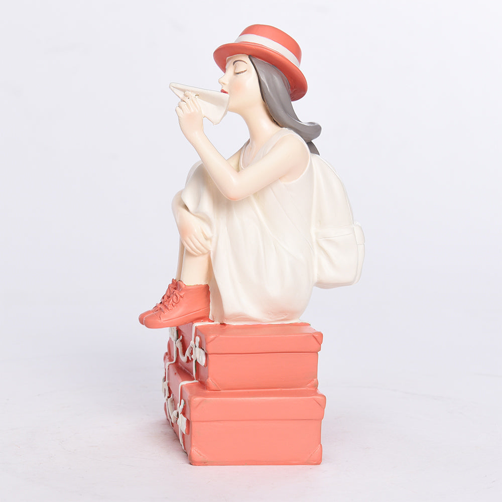 Traveler Girl - Decor Figurine